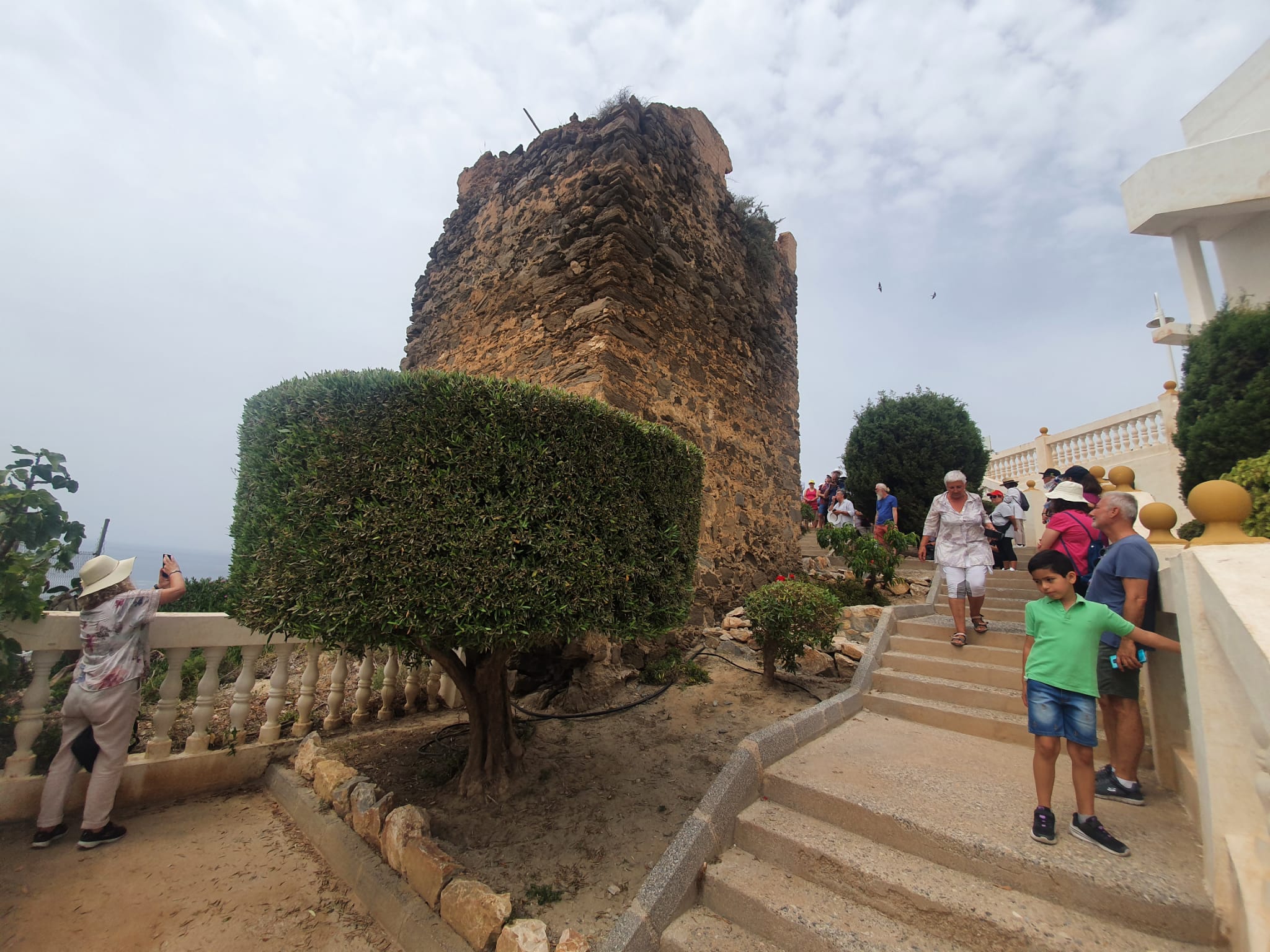 Unas 40 personas se interesan por conocer la historia de las torres vigías de Almuñécar